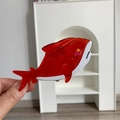Dettaglio del fermaglio per capelli a balena rossa in acetato con finitura marmorizzata - Stile Squalo Rosso / Rosso