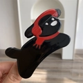 Detalle de la pinza para pelo de perro con bufanda roja que muestra tamaño y textura - Estilo Perro Bufanda Roja