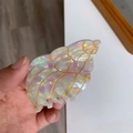 Pinza para el pelo con forma de concha de acetato con acabado irisado y dorado - Estilo Caracola Irisada