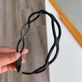 Detalle de diadema negra brillante con elegante diseño de eslabones ovalados huecos - Negro