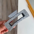 Détail du motif en marbre gris sur une grande pince à cheveux carrée en acrylique élégante - Texture de Marbre Gris