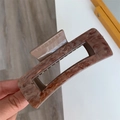 Détail d'une grande pince à cheveux en acétate marbré ambre pour cheveux épais - Café Foncé Écaille