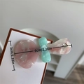 Pinza de resina mármol rosa con lazo verde y diamante de corazón, medida 6cm x 3cm - Forma de Cuchara Rosa (D2-006)