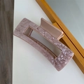 Détail de la pince à cheveux en acétate mauve avec texture marbre et ressort robuste - Texture Café Clair