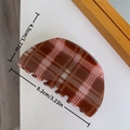Pinza per capelli a scacchi marroni e rosa per donna in resina dallo stile classico - Quadretti Forma a Semicerchio (8.2cmx4.5cm)