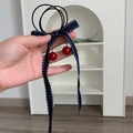 Elastico per capelli con fiocco blu marino, ciondoli a ciliegia rossi e nastri elastici - Stile Ciliegia Blu