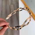 Diadema ondulada hueca de acetato con patrón de carey en tonos crema y negro - Leopardo Claro