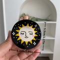 Pinza per capelli in acetato nero con motivo sole giallo e stelle, 6,2cm per 5,5cm - Clip sole