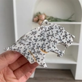 Detalle de una pinza para el cabello de leopardo con manchas blancas y negras y oro - Cabeza de Leopardo con Lunares Blancos y Negros