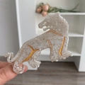 Dettaglio del fermaglio leopardo con texture in acetato bianco e contorni dorati - Pois Bianchi