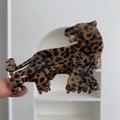 Dettaglio della clip per capelli in acetato a forma di leopardo con motivo maculato - Punti Caffè Nero