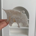 Detalle de una pinza para el cabello de acetato con forma de leopardo y detalles dorados - Cabeza de Leopardo con Lunares Blancos