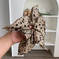 Vintage Haargummi in Khaki mit schwarzen Punkten und weicher Faltenstruktur - Beige