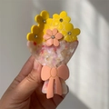 Dettaglio della pinza per capelli a bouquet in acetato con strass e perla - Grande / Bouquet Rosa Fiore Giallo