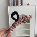Dettaglio del fermaglio per capelli in velluto con strass e fiocco elegante - Molletta Rosa con Strass