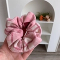 Detailaufnahme des rosa-weiß karierten Haargummis aus weichem Wollstoff - Rosa Karrierter Haargummi