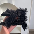 Eleganter Haargummi aus schwarzem Satin und Tüll mit romantischem Ballett-Design - Schwarz