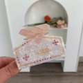 Detalle de pinza para el pelo con forma de frasco de perfume en acetato rosa con pedrería - Estilo Diamante Rosa