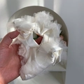 Eleganter weißer Satin-Haargummi mit geschichteter Spitze und voluminösen Rüschen - Weiß