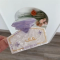 Detalle de pinza para el cabello en acetato blanco con flores de cristal morado y oro - Estilo Diamante Púrpura