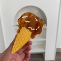 Vista detallada de la pinza para el pelo con forma de helado 3D y textura de gofre - Estilo De Patchwork Marrón Chocolate / Largo 10 Ancho 5.5