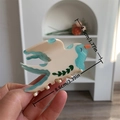 Pince à cheveux oiseau en acétate bleu et crème avec motif floral, longueur 8,6 cm - 8.6x4.5cm / Style Hirondelle Bleue