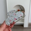 Pinza per capelli media in acetato azzurro con fiori 3D e dettagli in strass luccicanti - Pinza Fiore 3D