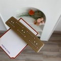 Dettaglio di un fermaglio per capelli rettangolare marrone con strass rosa e bianchi - Marrone