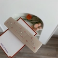 Dettaglio molletta per capelli in resina kaki con strass rosa su scheda bianca - Bianco Sporco