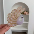 Detalle de la pinza de pavo real en acetato perlado con elegantes bordes dorados finos - Pinza Pavo Real Beige