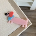 Primo piano di un fermaglio per capelli in acetato rosa a forma di cane su vassoio beige - Fermaglio Cane Rosa