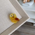 Detail der gelben Eulen-Haarklammer aus poliertem Acetat mit feinen Wellenmustern - Kleine Klammer / Gelber Flügel Stil