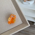 Nahaufnahme der eulenformigen orangefarbenen Haarklammer mit goldenen Flügeltexturen - Kleine Klammer / Orange Schleifenauge Eule