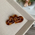 Dettaglio del fermaglio per capelli in acetato con doppio cuore irregolare e strass fini - Fermaglio Laterale Doppio Cuore Caffè