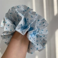 Dettaglio dell'elastico per capelli con fiori blu al polso e pieghe eleganti in tessuto - Grande / Floreale Blu