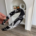 Detail der Stickerei auf breitem schwarzem Stoff-Stirnband mit eleganten weißen Blumenmustern - Schwarze Stickerei (H1-035)