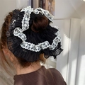 Eleganter schwarzer Chiffon-Haargummi mit weißer Spitze, getragen am Haarknoten - Schwarz