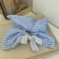 Scrunchie a quadretti bianchi e blu con grande fiocco e pizzo su un vassoio - Elastico Blu