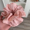 Coletero grande rosa con lunares y acabado satinado brillante para peinados de mujer - Coletero de Lunares Jacquard Rosa