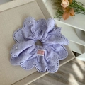 Dettaglio dell'elastico per capelli in pizzo viola con bordi lavorati e perle finte bianche - Lavanda