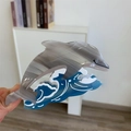 Détail de la pince à cheveux dauphin en acétate avec motif de vagues bleues et effet marbre - Pince à Cheveux Dauphin Gris Jouant dans l'Eau