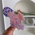 Dettaglio della molletta a medusa con trama in acetato viola sfumato ed effetto cangiante - Medusa a Righe Verticali Viola Rosa