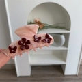 Haarklammer aus rosa Acetat mit Marmormuster, roten Schmetterlingen und Strass-Blumen - Braune Blumen-Haarkralle