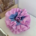 Detail van roze en blauwe contrast haarelastiek met gestreepte stoftextuur - Blauw