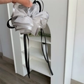 Detail von weißer Organza Blumen Haarklammer mit schwarzen Bändern und Silberrand - Weiß