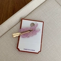 Detailansicht einer lila flügelförmigen Haarspange mit kleinen Strasssteinen - 6cmx2.5cm / Rosa Textur Seitenclip