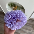 Gedetailleerd macro-beeld van oversized paarse geplooide scrunchie met ribstof textuur - Roze