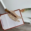 Detail von irisierender Engelsflügel-Haarklammer mit Strass auf Gold-Metallbasis - Beigefarbener Seitenclip