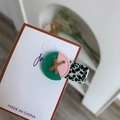 Dettaglio di un fermaglio per capelli a forma di bottone in acrilico verde e rosa - Stile Patchwork con Bottone Singolo / Singolo Verde Rosa