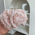Blumiges Chiffon-Haargummi in Hellrosa mit eleganten Rüschen für Frauen Zubehör - Beige Rote Blumen